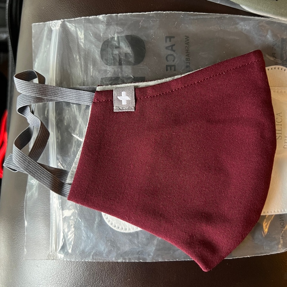 FIGS burgundy Mask - one size